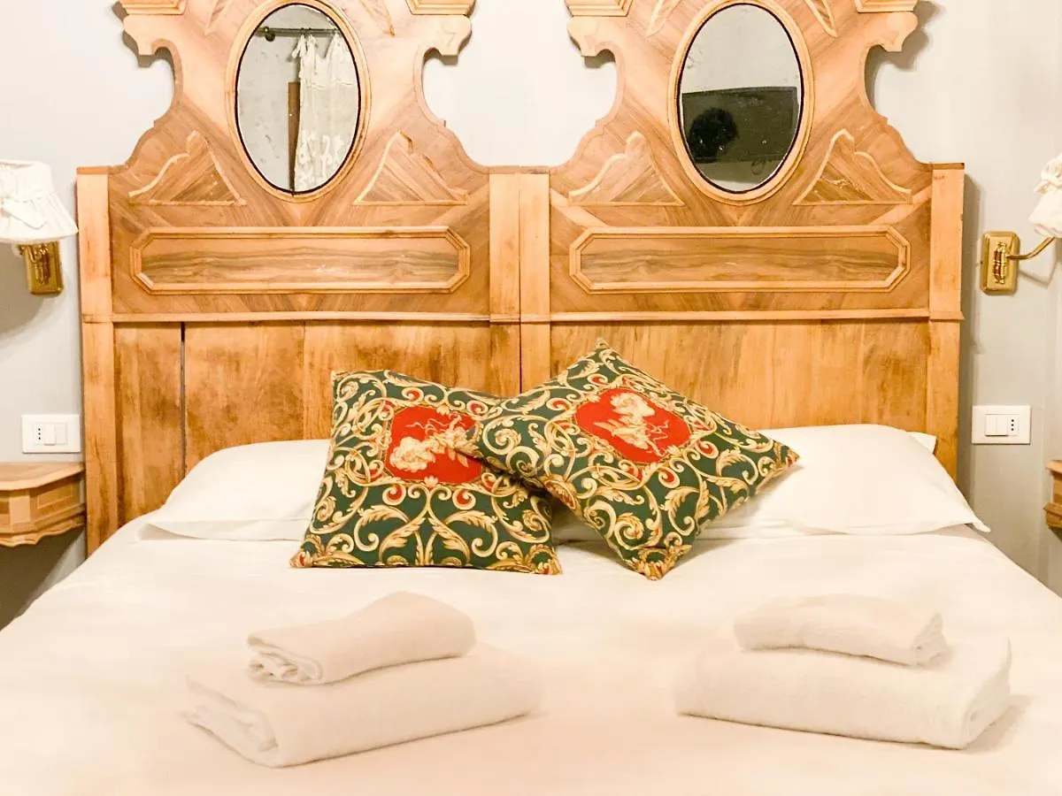 Rosso Charm B&B Veneza 3*,