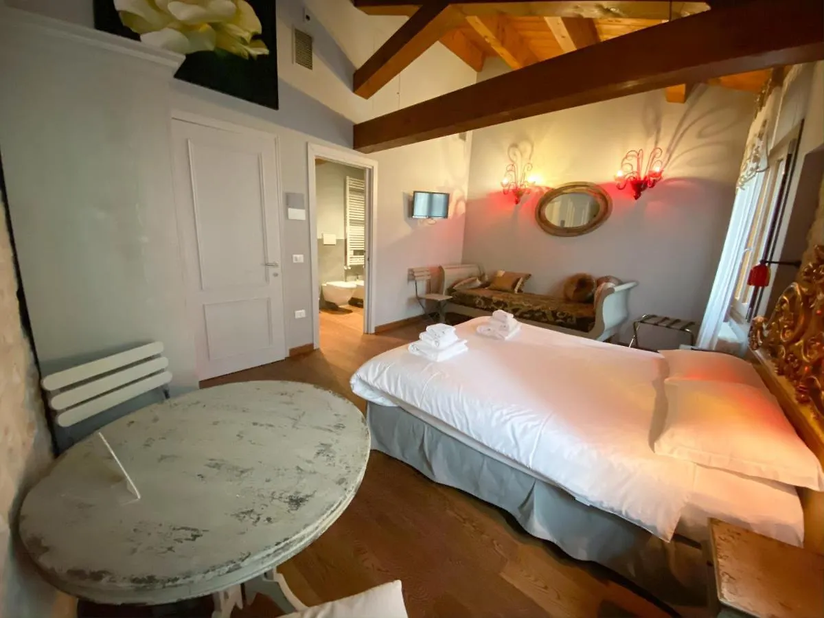 Rosso Charm B&B Veneza Itália