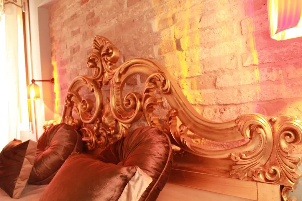 Rosso Charm B&B Venice 3*,  Italy