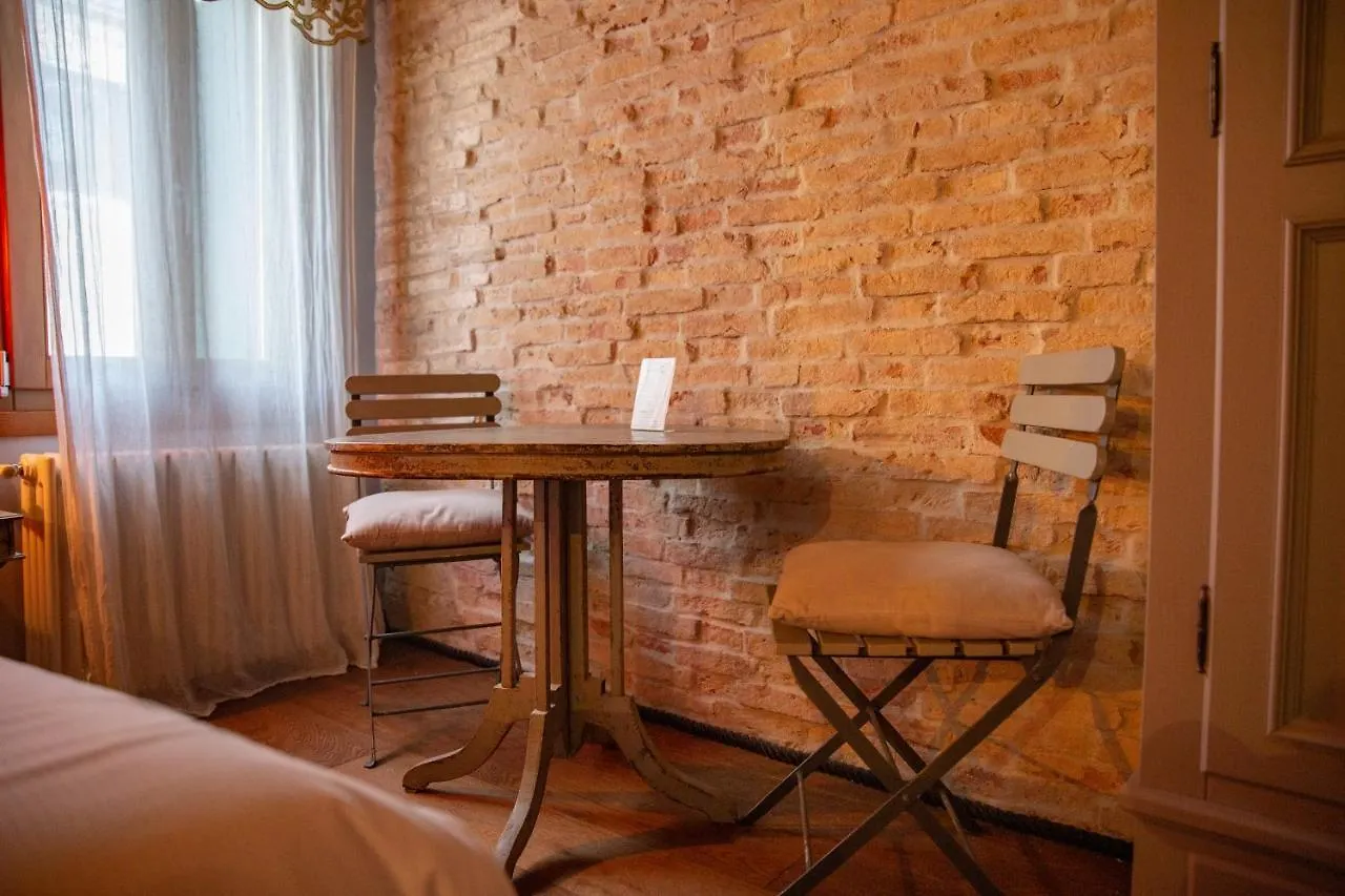 Rosso Charm B&B Venice Italy